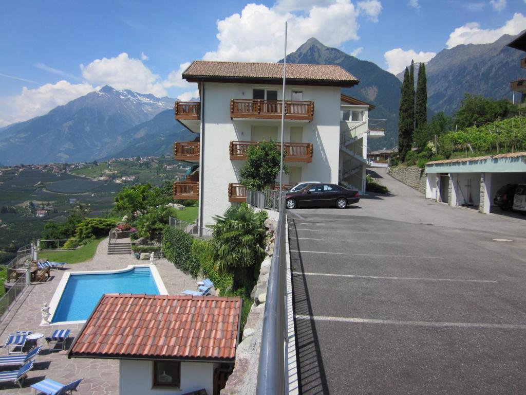 Tschivon Aparthotel 3*